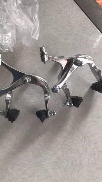 So sánh cặp tay phanh xe đạp Kiotool nhôm hợp kim và tay phanh V-brake: Loại nào tốt hơn?