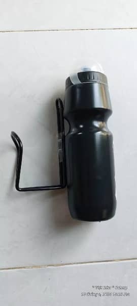 Giá giữ bình nước cho xe đạp có thực sự cần thiết cho các tay đua chuyên nghiệp?