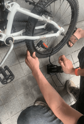Bơm xe ô tô có đồng hồ đo áp suất - nhỏ gọn, tiện ích, giá rẻ