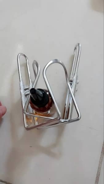 Giá đỡ bình nước có điều chỉnh cho xe đạp giúp ích như thế nào trong các chuyến đi dài?
