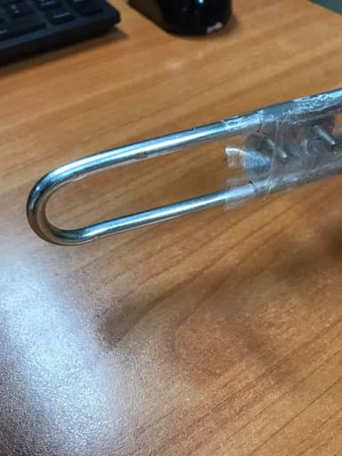 Giá đỡ bình nước với khóa an toàn cho xe đạp có ngăn được rơi rớt chai nước trong lúc di chuyển không?
