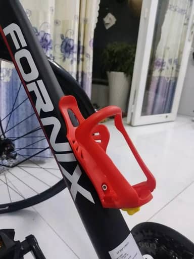 Hướng dẫn chi tiết: Cách gắn giá đỡ bình nước cho xe đạp một cách an toàn và dễ dàng?