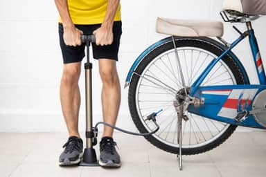 Làm thế nào để bơm đúng áp suất cho bánh xe đạp