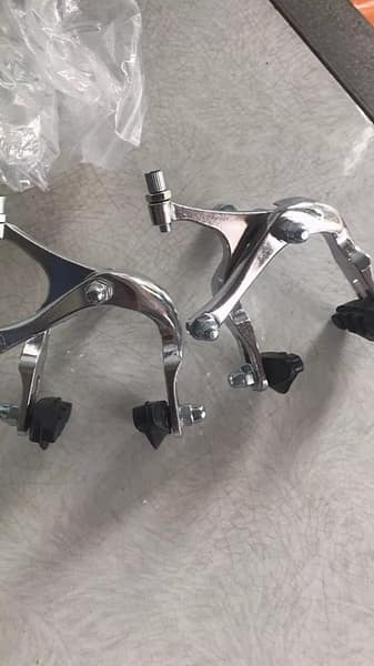 So sánh cặp tay phanh xe đạp Kiotool nhôm hợp kim và tay phanh V-brake: Loại nào tốt hơn?