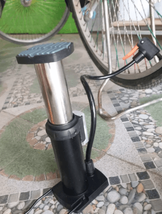 Bơm xe mini cầm tay – Phụ kiện tiện lợi cho mọi chuyến đi