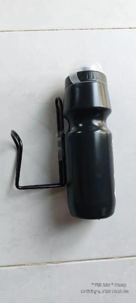 Giá giữ bình nước cho xe đạp có thực sự cần thiết cho các tay đua chuyên nghiệp?