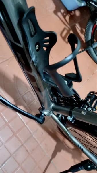 Giá đỡ bình nước bằng nhựa cho xe đạp có tốt hơn các chất liệu khác không?