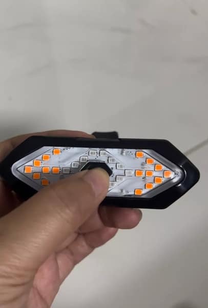 Đèn hậu xe đạp sạc USB có tiện lợi hơn loại pin không?