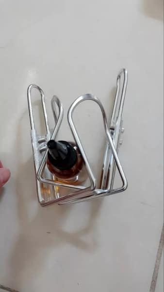 Giá đỡ bình nước có điều chỉnh cho xe đạp giúp ích như thế nào trong các chuyến đi dài?