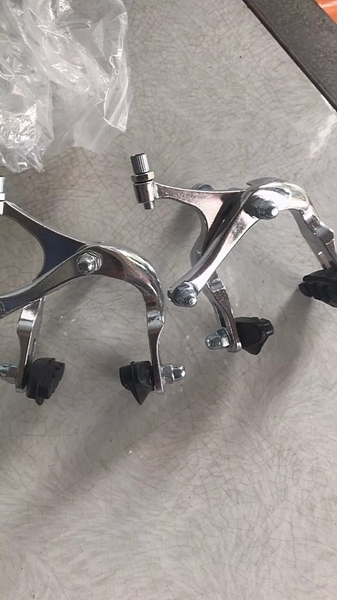 So sánh cặp tay phanh xe đạp Kiotool nhôm hợp kim và tay phanh V-brake: Loại nào tốt hơn?