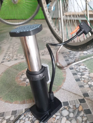 Bơm xe mini cầm tay – Phụ kiện tiện lợi cho mọi chuyến đi