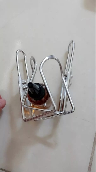 Giá đỡ bình nước có điều chỉnh cho xe đạp giúp ích như thế nào trong các chuyến đi dài?
