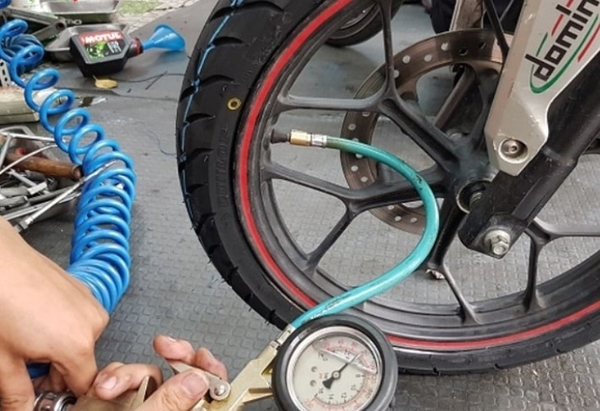 Bơm Lốp Xe Máy Bao Nhiêu Kg Là Đủ? Hướng Dẫn Từng Bước Để Đảm Bảo Hiệu Quả