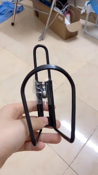Giá đỡ bình nước chắc chắn cho xe đạp có ảnh hưởng đến hiệu suất lái không?